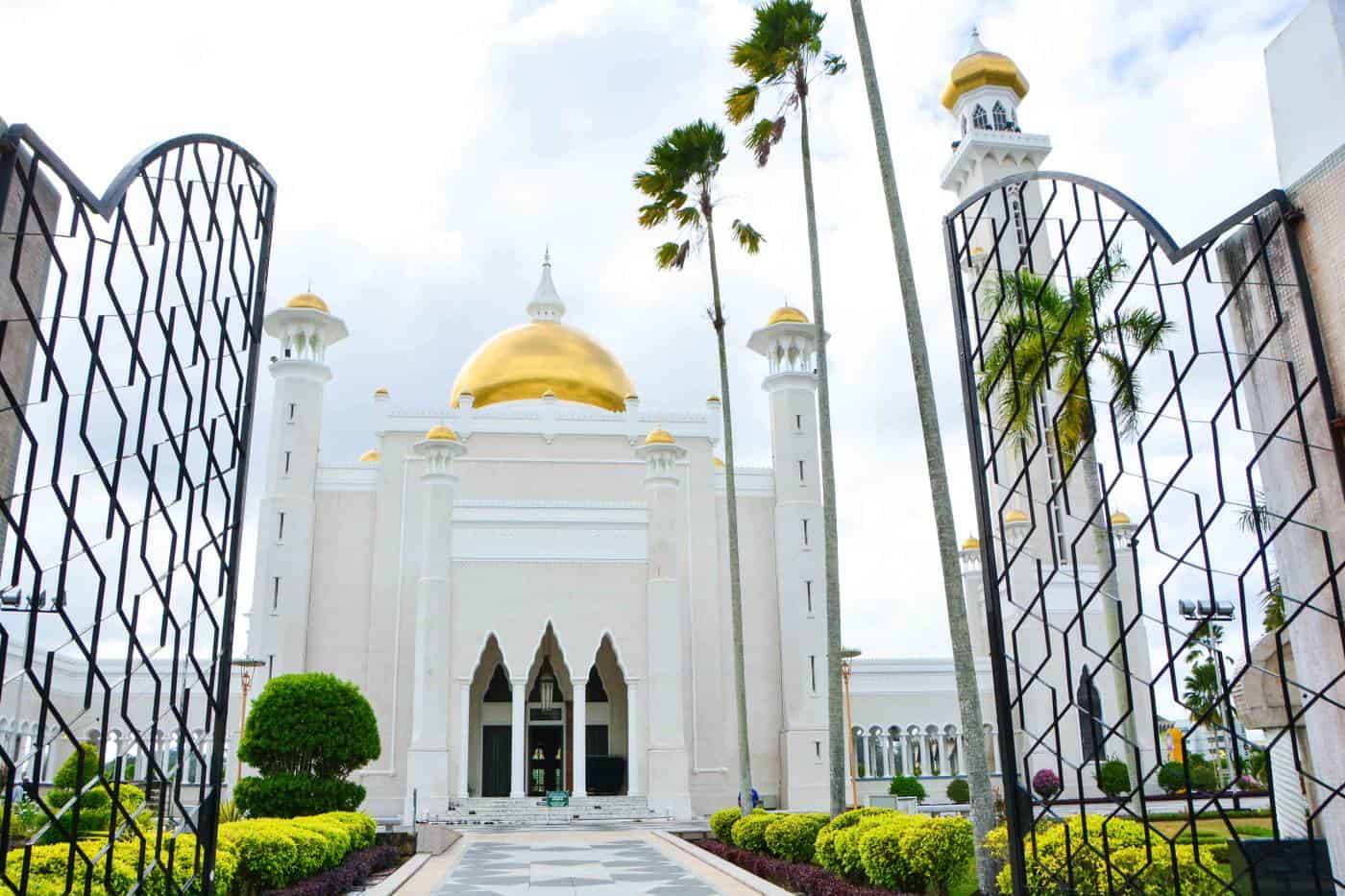 DISCOVER BRUNEI DARUSSALAM  – A TINY SULTANATE AMIDST THE BORNEAN JUNGLE