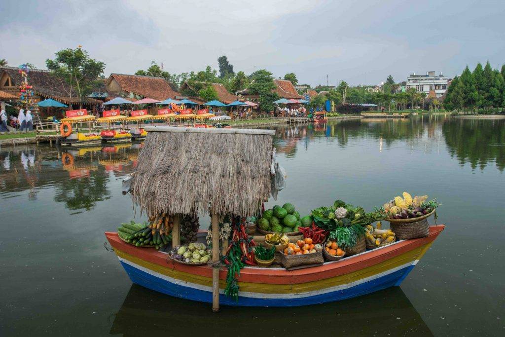 WEST JAVA - BETWEEN A MEGALOPOLIS AND STEAMING ACID LAKES - Travelmarbles